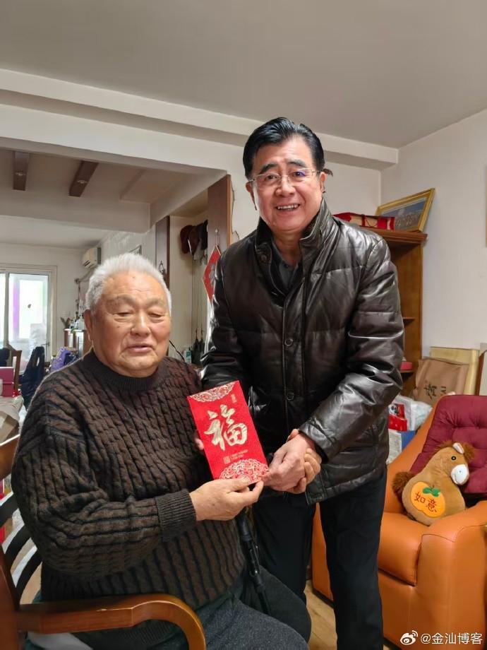 真人娱乐-宋凯春节前看望足坛元老年维泗，在家每天都关注冬奥