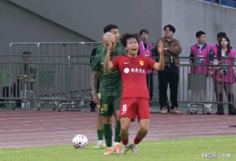 九游娱乐PC版-被薅头发是因辱骂浙江外援家人?22岁国脚:我连英语都说不明白